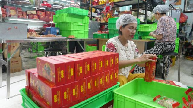 (260923) -- HANOI, Sept. 23, 2026 (Xinhua) -- Workers pack mooncakes at a traditional confectionery shop in Hanoi, Vietnam, Sept. 17, 2026. A festive atmosphere is growing here as the Mid-Autumn Festival approaches. (Xinhua/Hu Jiali)
