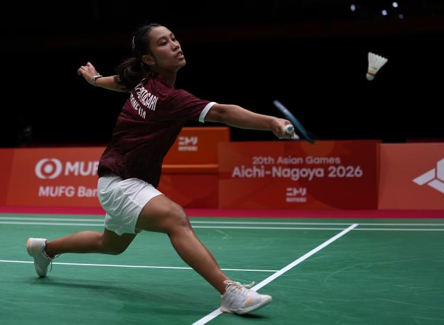 (260923) -- ICHINOMIYA, Sept. 23, 2026 (Xinhua) -- Mutiara Ayu Puspitasari of team Indonesia competes in the singles match against Chen Yufei of team China during the badminton women's team semifinals between China and Indonesia at the 20th Asian Games Aichi-Nagoya 2026 in Ichinomiya of Aichi Prefecture, Japan, Sept. 23, 2026. (Xinhua/Li Bo)