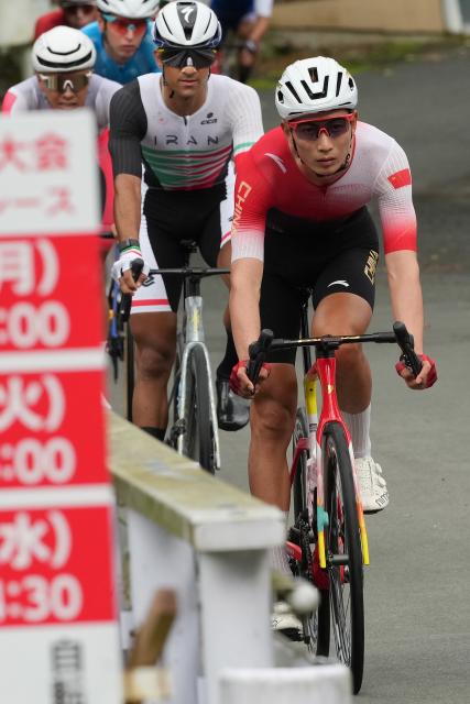 (260923) -- NAGOYA, Sept. 23, 2026 (Xinhua) -- Qu Chengjun (front) of China competes during the men's road race final of cycling road at the 20th Asian Games Aichi-Nagoya 2026 in Shinshiro of Aichi Prefecture, Japan, Sept. 23, 2026. (Xinhua/Cen Yunpeng)