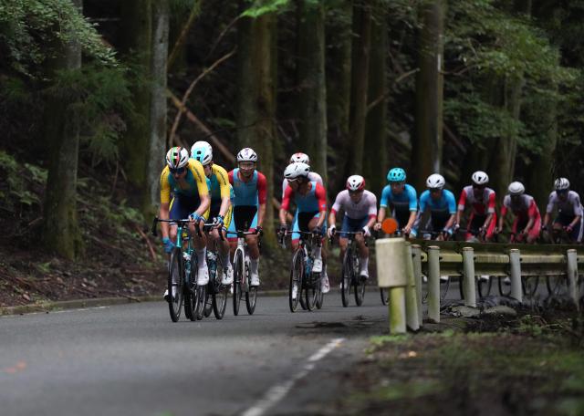 (260923) -- NAGOYA, Sept. 23, 2026 (Xinhua) -- Cyclists compete during the men's road race final of cycling road at the 20th Asian Games Aichi-Nagoya 2026 in Shinshiro of Aichi Prefecture, Japan, Sept. 23, 2026. (Xinhua/Cen Yunpeng)