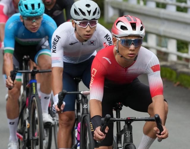 (260923) -- NAGOYA, Sept. 23, 2026 (Xinhua) -- Yu Yuanfeng (front) of China competes during the men's road race final of cycling road at the 20th Asian Games Aichi-Nagoya 2026 in Shinshiro of Aichi Prefecture, Japan, Sept. 23, 2026. (Xinhua/Cen Yunpeng)