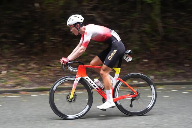 (260923) -- NAGOYA, Sept. 23, 2026 (Xinhua) -- Qu Chengjun of China competes during the men's road race final of cycling road at the 20th Asian Games Aichi-Nagoya 2026 in Shinshiro of Aichi Prefecture, Japan, Sept. 23, 2026. (Xinhua/Cen Yunpeng)