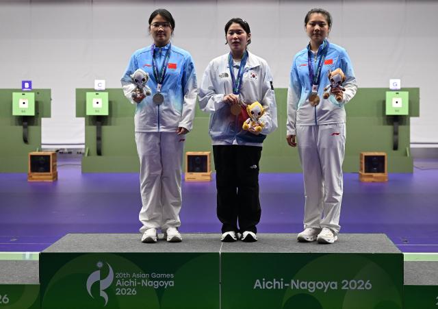(260923) -- NAGOYA, Sept. 23, 2026 (Xinhua) -- Gold medalist Choo Gaeun (C) of South Korea poses with silver medalist Shen Yiyao (L) of China and bronze medalist Jiang Ranxin of China during the victory ceremony for the 10m air pistol women individual final at the 20th Asian Games Aichi-Nagoya 2026 in Toyota of Aichi Prefecture, Japan, Sept. 23, 2026. (Xinhua/Liu Lei)
