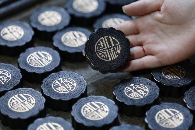 (260923) -- HUANGSHAN, Sept. 23, 2026 (Xinhua) -- This photo taken on Sept. 9, 2026 shows finished mooncake-shaped Hui ink sticks made at an ink workshop in Shexian County, Huangshan City, east China's Anhui Province.
  The Hui ink sticks are primarily composed of the soot produced by burning pine trees or tung oil, with glue as the main ingredient, supplemented by various minerals and Chinese herbal ingredients in the formulation. It undergoes a meticulous crafting process involving dozens of steps.
  As the Mid-Autumn Festival approaches, local ink-making craftsmen shaped ink sticks into mooncake forms, giving the ancient craft a trendy way to greet the festival. (Photo by Shi Yalei/Xinhua)