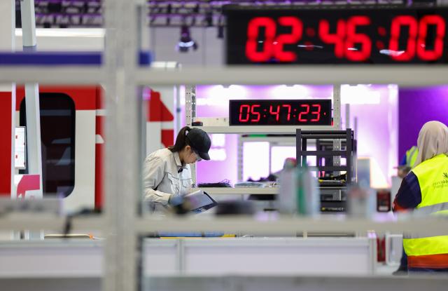 (260923) -- SHANGHAI, Sept. 23, 2026 (Xinhua) -- A contestant participates in the rail vehicle technology event during the 48th WorldSkills Competition in east China's Shanghai, Sept. 23, 2026. The competition kicks off at the National Exhibition and Convention Center here on Wednesday. (Xinhua/Wang Jingqiang)