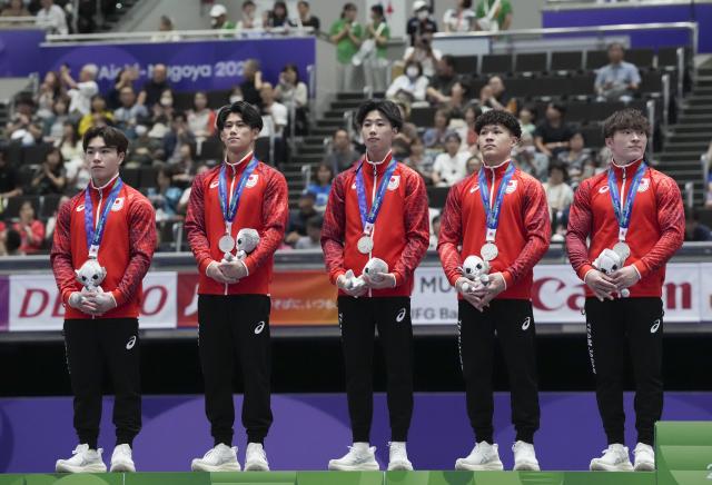 (260923) -- NAGOYA, Sept. 23, 2026 (Xinhua) -- Silver medalists Oka Shinnosuke, Hashimoto Daiki, Tsukiyama Shoma, Tsunogai Tomoharu and Kaneta Kiichi of team Japan (from L to R) pose during the awarding ceremony for men's team of Artistic Gymnastics at the 20th Asian Games Aichi-Nagoya 2026 in Nagoya, Japan, Sept. 23, 2026. (Xinhua/Jia Yuchen)