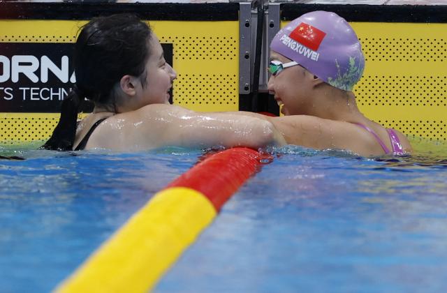 (260923) -- TOKYO, Sept. 23, 2026 (Xinhua) -- Peng Xuwei (R) of China celebrates after winning the women's 100m backstroke final at the 20th Asian Games Aichi-Nagoya 2026 in Tokyo, Japan, Sept. 23, 2026. (Xinhua/Wu Zhizun)