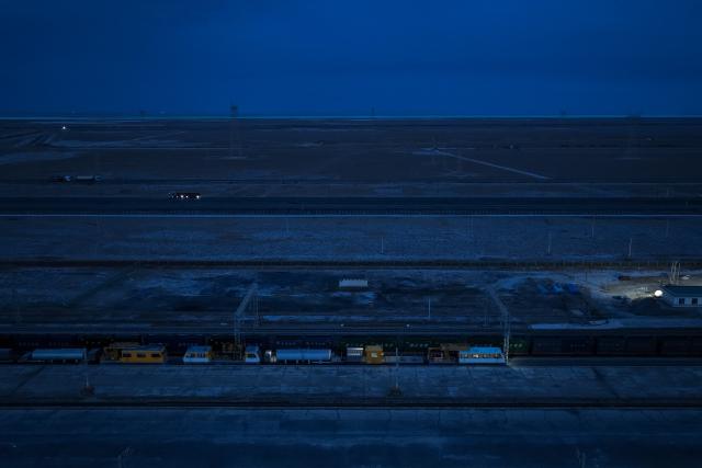 (260923) -- HAIXI, Sept. 23, 2026 (Xinhua) -- An aerial drone photo taken on Sept. 23, 2026 shows a high-pressure washing vehicle heading to the operation site in Haixi Mongolian and Tibetan Autonomous Prefecture, northwest China's Qinghai Province.
  The Qinghai-Xizang Railway crosses Qairhan salt lake in Haixi Mongolian and Tibetan Autonomous Prefecture of northwest China's Qinghai Province. This 33-kilometer section is frequently hit by strong winds carrying salt dust, which accumulates on catenary insulators and can cause power outages. 
   To ensure safe and reliable railway operations, workers use high-pressure washing equipment to remove salt deposits from catenary insulators along the Qairhan section. (Xinhua/Zhang Long)