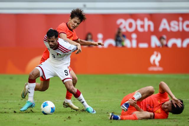 (260923) -- TOYOTA, Sept. 23, 2026 (Xinhua) -- Mohammed Almansoori (L) of the United Arab Emirates vies against Mao Weijie of China during the group B match of Men's Football between China and the United Arab Emirates at 20th Asian Games Aichi-Nagoya 2026 in Toyota, Japan, Sept. 23, 2026. (Xinhua/Jia Haocheng)