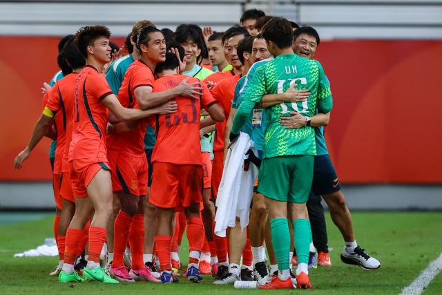 (260923) -- TOYOTA, Sept. 23, 2026 (Xinhua) -- Players of China celebrate after  the group B match of Men's Football between China and the United Arab Emirates at 20th Asian Games Aichi-Nagoya 2026 in Toyota, Japan, Sept. 23, 2026. (Xinhua/Jia Haocheng)