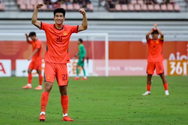 (260923) -- TOYOTA, Sept. 23, 2026 (Xinhua) -- Peng Xiao of China celebrates after the group B match of Men's Football between China and the United Arab Emirates at 20th Asian Games Aichi-Nagoya 2026 in Toyota, Japan, Sept. 23, 2026. (Xinhua/Jia Haocheng)