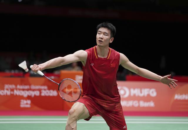 (260923) -- ICHINOMIYA, Sept. 23, 2026 (Xinhua) -- Li Shifeng of China returns the shot to Ayush Shetty of India during the men's team semifinal match of badminton between China and India at the 20th Asian Games Aichi-Nagoya 2026 in Ichinomiya of Aichi Prefecture, Japan, Sept. 23, 2026. (Xinhua/Li Bo)