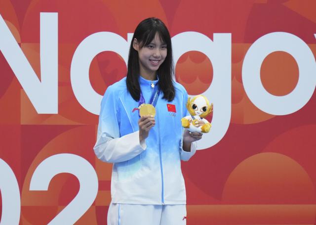(260923) -- TOKYO, Sept. 23, 2026 (Xinhua) -- Gold medalist Peng Xuwei of China poses during the awarding ceremony after the women's 100m backstroke final at the 20th Asian Games Aichi-Nagoya 2026 in Tokyo, Japan, Sept. 23, 2026. (Xinhua/Chen Zeguo)