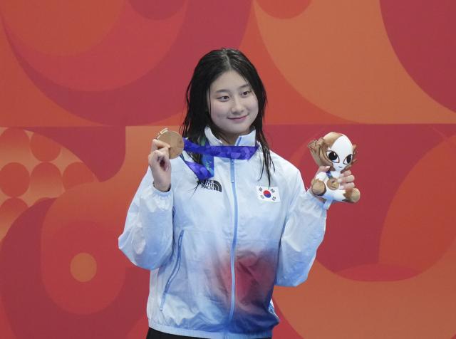 (260923) -- TOKYO, Sept. 23, 2026 (Xinhua) -- Bronze medalist Kim Seungwon of South Korea poses during the awarding ceremony after the women's 100m backstroke final at the 20th Asian Games Aichi-Nagoya 2026 in Tokyo, Japan, Sept. 23, 2026. (Xinhua/Chen Zeguo)