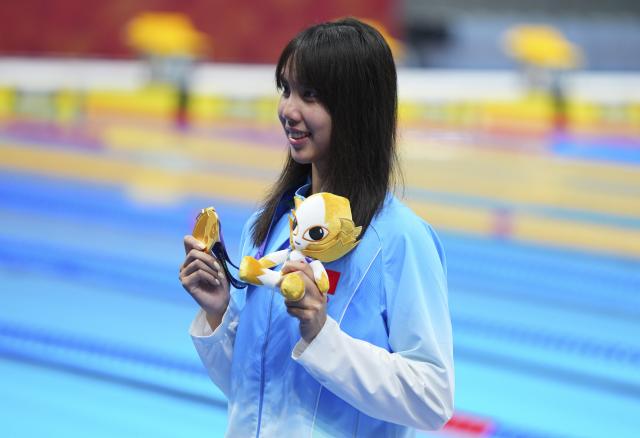 (260923) -- TOKYO, Sept. 23, 2026 (Xinhua) -- Gold medalist Peng Xuwei of China poses after the awarding ceremony after the women's 100m backstroke final at the 20th Asian Games Aichi-Nagoya 2026 in Tokyo, Japan, Sept. 23, 2026. (Xinhua/Chen Zeguo)