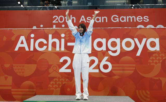 (260923) -- TOKYO, Sept. 23, 2026 (Xinhua) -- Gold medalist Peng Xuwei of China poses during the awarding ceremony after the women's 100m backstroke final at the 20th Asian Games Aichi-Nagoya 2026 in Tokyo, Japan, Sept. 23, 2026. (Xinhua/Wu Zhizun)
