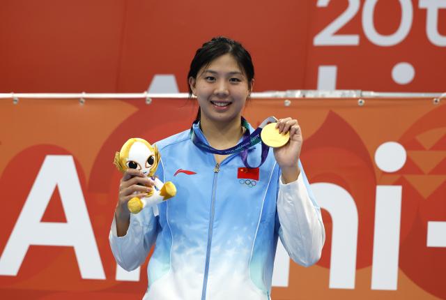 (260923) -- TOKYO, Sept. 23, 2026 (Xinhua) -- Gold medalist Tang Qianting of China poses during awarding ceremony for the women's 100m breaststroke at the 20th Asian Games Aichi-Nagoya 2026 in Tokyo, Japan, Sept. 23, 2026. (Xinhua/Wu Zhizun)