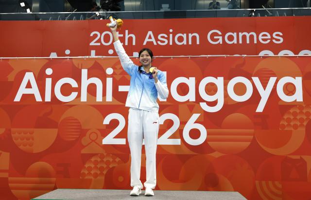 (260923) -- TOKYO, Sept. 23, 2026 (Xinhua) -- Gold medalist Tang Qianting of China celebrates during awarding ceremony for the women's 100m breaststroke at the 20th Asian Games Aichi-Nagoya 2026 in Tokyo, Japan, Sept. 23, 2026. (Xinhua/Wu Zhizun)