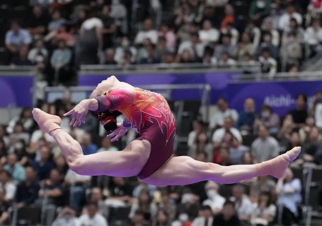 (260923) -- NAGOYA, Sept. 23, 2026 (Xinhua) -- Zhang Qingying of China competes during floor exercise competition of the women's team final of Artistic Gymnastics at the 20th Asian Games Aichi-Nagoya 2026 in Nagoya, Japan, Sept. 23, 2026. (Xinhua/Jia Yuchen)
