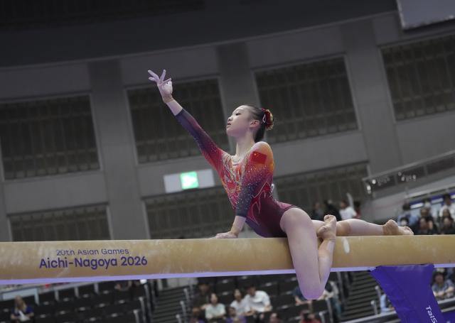 (260923) -- NAGOYA, Sept. 23, 2026 (Xinhua) -- Ke Qinqin of China competes during the balance beam competition of the women's team final of Artistic Gymnastics at the 20th Asian Games Aichi-Nagoya 2026 in Nagoya, Japan, Sept. 23, 2026. (Xinhua/Jia Yuchen)