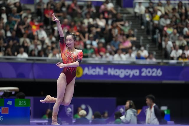 (260923) -- NAGOYA, Sept. 23, 2026 (Xinhua) -- Zhang Yihan of China competes during floor exercise competition of the women's team final of Artistic Gymnastics at the 20th Asian Games Aichi-Nagoya 2026 in Nagoya, Japan, Sept. 23, 2026. (Xinhua/Lui Siu Wai)