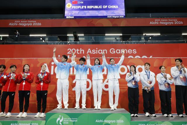 (260923) -- TOKYO, Sept. 23, 2026 (Xinhua) -- Gold medalists team China (C), silver medalists team Japan (L) and bronze medalists team South Korea attend the awarding ceremony for the mixed 4x100m medley relay at the 20th Asian Games Aichi-Nagoya 2026 in Tokyo, Japan, Sept. 23, 2026. (Xinhua/Wu Zhizun)