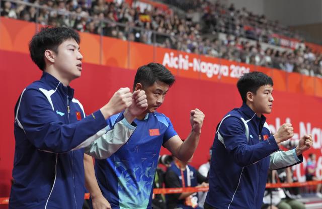 (260923) -- TOYOTA, Sept. 23, 2026 (Xinhua) -- Huang Youzheng (L), Xiang Peng (R) and Wang Hao, coach of China, celebrate during the men's team semifinal match between China and Chinese Taipei at the 20th Asian Games Aichi-Nagoya 2026 in Toyota of Aichi Prefecture, Japan, Sept. 23, 2026. (Xinhua/Cheong Kam Ka)