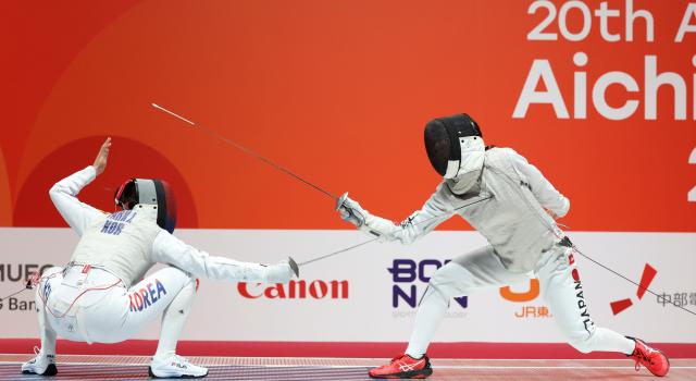 (260923) -- TOKONAME, Sept. 23, 2026 (Xinhua) -- Ueno Yuka (R) of Japan competes against Park Jihee of South Korea during the women's foil individual final at the 20th Asian Games Aichi-Nagoya 2026 in Tokoname, Aichi Prefecture, Japan, Sept. 23, 2026. (Xinhua/Yao Qilin)