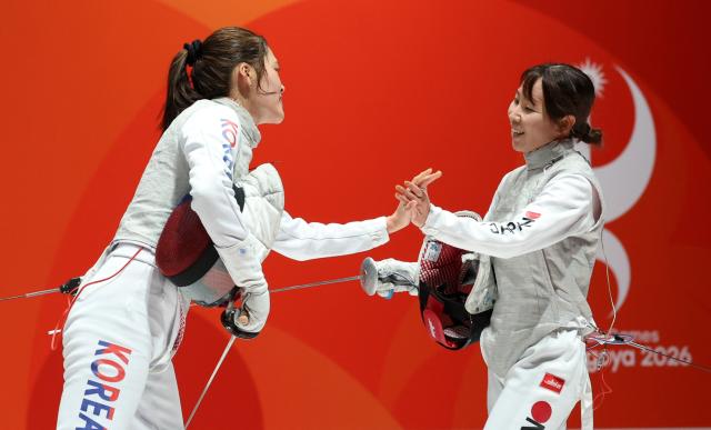 (260923) -- TOKONAME, Sept. 23, 2026 (Xinhua) -- Ueno Yuka (R) of Japan greets with Park Jihee of South Korea after the women's foil individual final at the 20th Asian Games Aichi-Nagoya 2026 in Tokoname, Aichi Prefecture, Japan, Sept. 23, 2026. (Xinhua/Yao Qilin)
