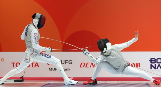 (260923) -- TOKONAME, Sept. 23, 2026 (Xinhua) -- Ueno Yuka (R) of Japan competes against Park Jihee of South Korea during the women's foil individual final at the 20th Asian Games Aichi-Nagoya 2026 in Tokoname, Aichi Prefecture, Japan, Sept. 23, 2026. (Xinhua/Yao Qilin)