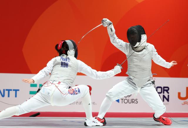 (260923) -- TOKONAME, Sept. 23, 2026 (Xinhua) -- Ueno Yuka (R) of Japan competes against Park Jihee of South Korea during the women's foil individual final at the 20th Asian Games Aichi-Nagoya 2026 in Tokoname, Aichi Prefecture, Japan, Sept. 23, 2026. (Xinhua/Yao Qilin)