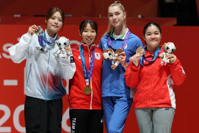 (260923) -- TOKONAME, Sept. 23, 2026 (Xinhua) -- Gold medalist Ueno Yuka (2nd L) of Japan, silver medalist Park Jihee (1st L) of South Korea, bronze medalists Wong Maxine Jie Xin (1st R) of Singapore and Polina Volobueva of Uzbekistan pose for photos during the awarding ceremony after the women's foil individual final at the 20th Asian Games Aichi-Nagoya 2026 in Tokoname, Aichi Prefecture, Japan, Sept. 23, 2026. (Xinhua/Yao Qilin)
