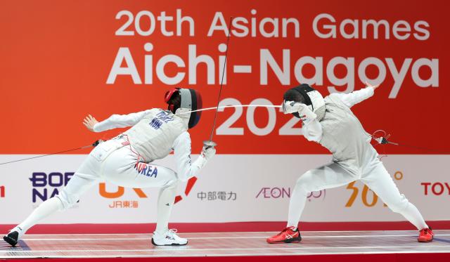 (260923) -- TOKONAME, Sept. 23, 2026 (Xinhua) -- Ueno Yuka (R) of Japan competes against Park Jihee of South Korea during the women's foil individual final at the 20th Asian Games Aichi-Nagoya 2026 in Tokoname, Aichi Prefecture, Japan, Sept. 23, 2026. (Xinhua/Yao Qilin)