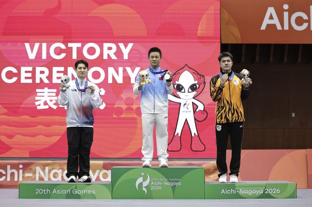 (260923) -- NAGOYA, Sept. 23, 2026 (Xinhua) -- Gold medalist Gao Xiaobin (C) of China, silver medalist Lee Hasung (L) of South Korea and bronze medalist Ting Clement Su Wei of Malaysia pose for photos after the Men's Daoshu and Gunshu Final of Wushu at the 20th Asian Games Aichi-Nagoya 2026 in Nagoya, Japan, Sept. 23, 2026. (Xinhua/Long Lei)