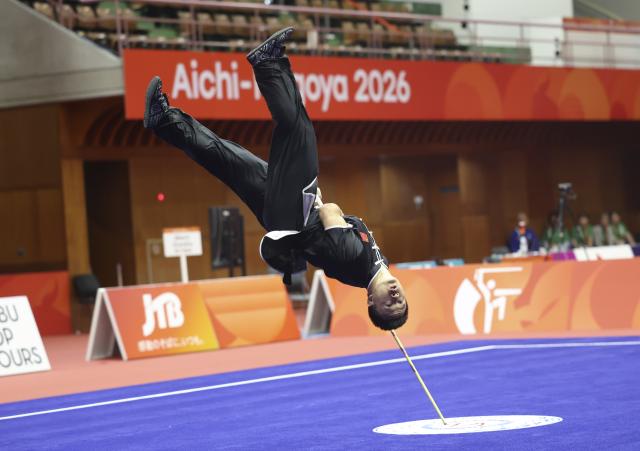 (260923) -- NAGOYA, Sept. 23, 2026 (Xinhua) -- Gao Xiaobin of China competes during the Gunshu round of the Men's Daoshu and Gunshu Final of Wushu at the 20th Asian Games Aichi-Nagoya 2026 in Nagoya, Japan, Sept. 23, 2026. (Xinhua/Long Lei)