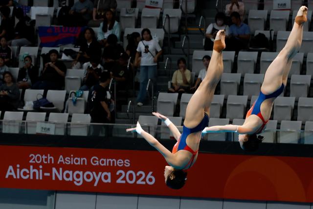 (260923) -- TOKYO, Sept. 23, 2026 (Xinhua) -- Chen Yuxi (R) and Lu Wei of China attend a training session ahead of the upcoming diving event of the 20th Asian Games Aichi-Nagoya 2026 in Tokyo, Japan, Sept. 23, 2026. (Xinhua/Wu Zhizun)