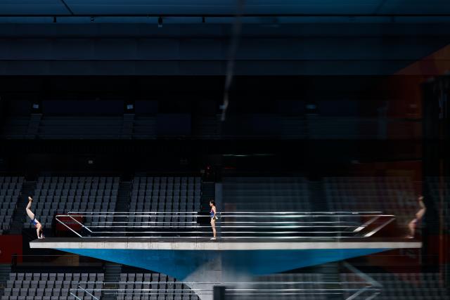 (260923) -- TOKYO, Sept. 23, 2026 (Xinhua) -- Chen Yuxi (L) and Lu Wei of China attend a training session ahead of the upcoming diving event of the 20th Asian Games Aichi-Nagoya 2026 in Tokyo, Japan, Sept. 23, 2026. (Xinhua/Wu Zhizun)