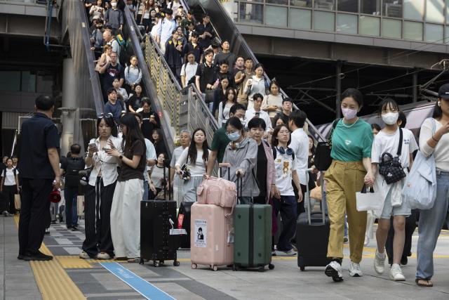 (260923) -- SEOUL, Sept. 23, 2026 (Xinhua) -- Passengers head to board trains ahead of the Chuseok holiday at Seoul station in Seoul, South Korea, Sept. 23, 2026. Chuseok is one of the major holidays in South Korea, which falls on Sept. 25 this year. (Photo by Jun Hyosang/Xinhua)