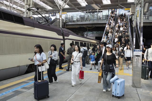 (260923) -- SEOUL, Sept. 23, 2026 (Xinhua) -- Passengers head to board trains ahead of the Chuseok holiday at Seoul station in Seoul, South Korea, Sept. 23, 2026. Chuseok is one of the major holidays in South Korea, which falls on Sept. 25 this year. (Photo by Jun Hyosang/Xinhua)