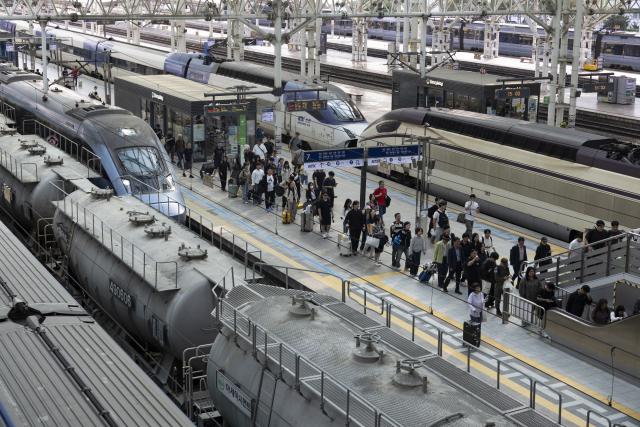 (260923) -- SEOUL, Sept. 23, 2026 (Xinhua) -- Passengers are pictured ahead of the Chuseok holiday at Seoul station in Seoul, South Korea, Sept. 23, 2026. Chuseok is one of the major holidays in South Korea, which falls on Sept. 25 this year. (Photo by Jun Hyosang/Xinhua)