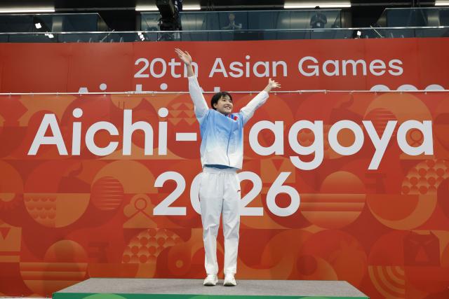 (260923) -- TOKYO, Sept. 23, 2026 (Xinhua) -- Gold medalist Yu Zidi of China celebrates during the awarding ceremony after the women's 400m individual medley final at the 20th Asian Games Aichi-Nagoya 2026 in Tokyo, Japan, Sept. 23, 2026. (Xinhua/Wu Zhizun)