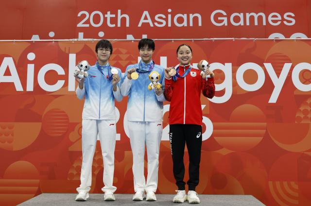 (260923) -- TOKYO, Sept. 23, 2026 (Xinhua) -- Gold medalist Yu Zidi (C) of China, Silver medalist Ke Wenxi (L) of China and Bronze medalist Narita Mio of Japan pose during the awarding ceremony after the women's 400m individual medley final at the 20th Asian Games Aichi-Nagoya 2026 in Tokyo, Japan, Sept. 23, 2026. (Xinhua/Wu Zhizun)