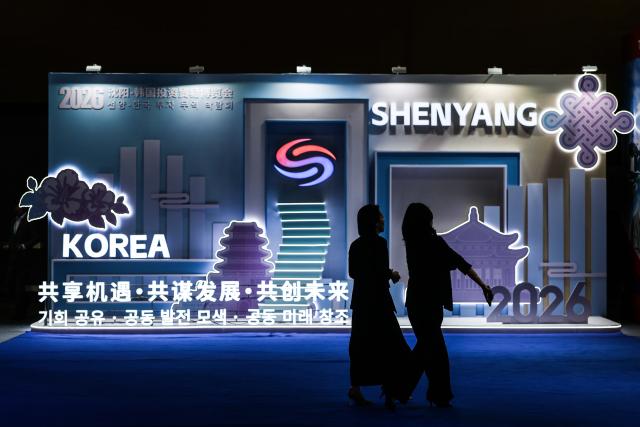 (260923) -- SHENYANG, Sept. 23, 2026 (Xinhua) -- People visit an exhibition during the 7th China Liaoning International Fair for Investment and Trade in Shenyang, northeast China's Liaoning Province, Sept. 23, 2026. The fair kicked off here on Wednesday. (Xinhua/Pan Yulong)