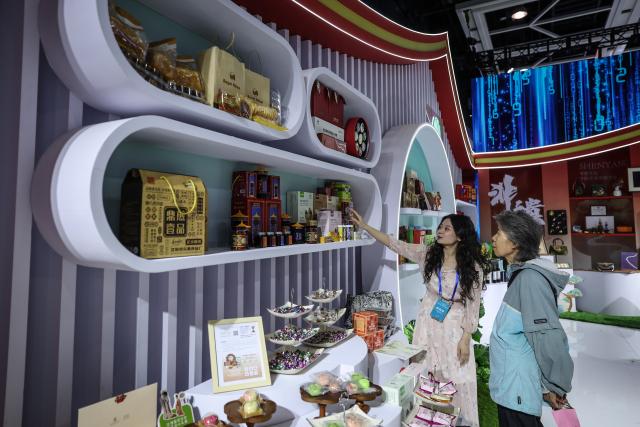 (260923) -- SHENYANG, Sept. 23, 2026 (Xinhua) -- People visit an exhibition during the 7th China Liaoning International Fair for Investment and Trade in Shenyang, northeast China's Liaoning Province, Sept. 23, 2026. The fair kicked off here on Wednesday. (Xinhua/Pan Yulong)