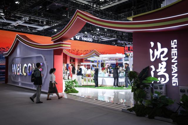 (260923) -- SHENYANG, Sept. 23, 2026 (Xinhua) -- People visit an exhibition during the 7th China Liaoning International Fair for Investment and Trade in Shenyang, northeast China's Liaoning Province, Sept. 23, 2026. The fair kicked off here on Wednesday. (Xinhua/Pan Yulong)