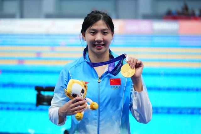 (260923) -- TOKYO, Sept. 23, 2026 (Xinhua) -- Gold medalist Tang Qianting of China poses after awarding ceremony for the women's 100m breaststroke at the 20th Asian Games Aichi-Nagoya 2026 in Tokyo, Japan, Sept. 23, 2026. (Xinhua/Chen Zeguo)