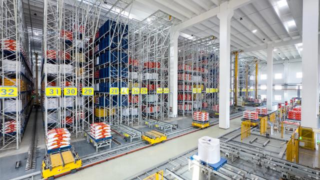 (260923) -- WUHAN, Sept. 23, 2026 (Xinhua) -- This photo taken on July 25, 2026 shows a smart fertilizer warehouse at Hubei Yihua Phosphorus Chemical Co., Ltd. in Yichang, central China's Hubei Province. (Xinhua)
