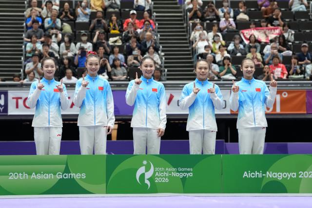 (260923) -- NAGOYA, Sept. 23, 2026 (Xinhua) -- Gold medalists Zhang Yihan, Ke Qinqin, Du Siyu, Zhang Qingying, Qiu Qiyuan (L-R) of team China pose during the awarding ceremony of the women's team final of Artistic Gymnastics at the 20th Asian Games Aichi-Nagoya 2026 in Nagoya, Japan, Sept. 23, 2026. (Xinhua/Lui Siu Wai)