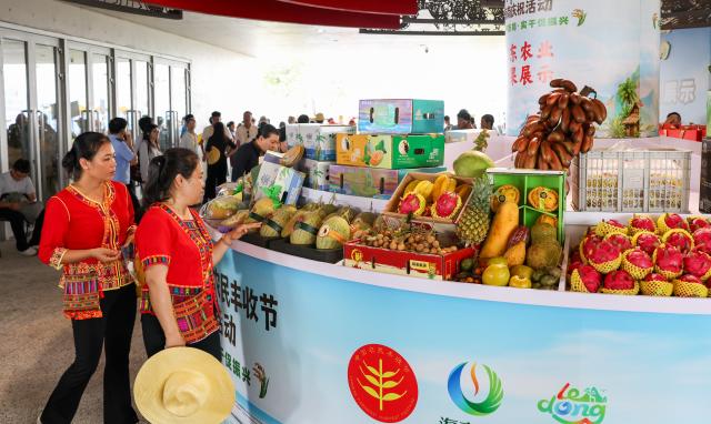 (260923) -- BEIJING, Sept. 23, 2026 (Xinhua) -- People view local specialties during activities to mark the Chinese farmers' harvest festival at Ledong Li Autonomous County, south China's Hainan Province, Sept. 23, 2026. The Chinese farmers' harvest festival is the first national festival created specifically for the country's farmers. This year's festival falls on Wednesday.
  Launched in 2018, the festival coincides with the Autumnal Equinox each year, which is one of the 24 solar terms of the Chinese lunisolar calendar and usually falls between Sept. 22 and 24 during the country's agricultural harvest season. (Xinhua/Yang Guanyu)