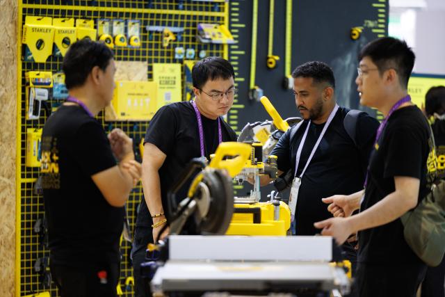 (260923) -- SHANGHAI, Sept. 23, 2026 (Xinhua) -- Visitors talk to each other during the WorldSkills Shanghai 2026 Expo in east China's Shanghai, Sept. 23, 2026. The expo kicked off here on Wednesday. (Xinhua/Jin Liwang)